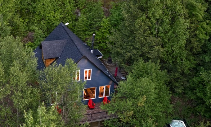 Algonquin Highlands Cottage | Secluded Lakeside Retreat with Scenic Views (Hot Tub & Sauna)