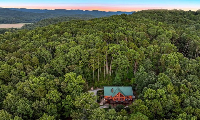 Helen Cabin | Secluded Lodge w/Mountain Views, Hot Tub, Firepit & Game Room~2miles to Helen,GA