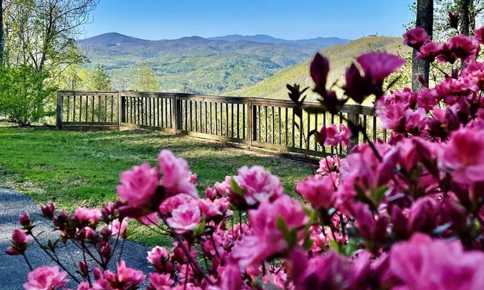 Hendersonville Cabin | Secluded Log Cabin near PointLook Out Winery