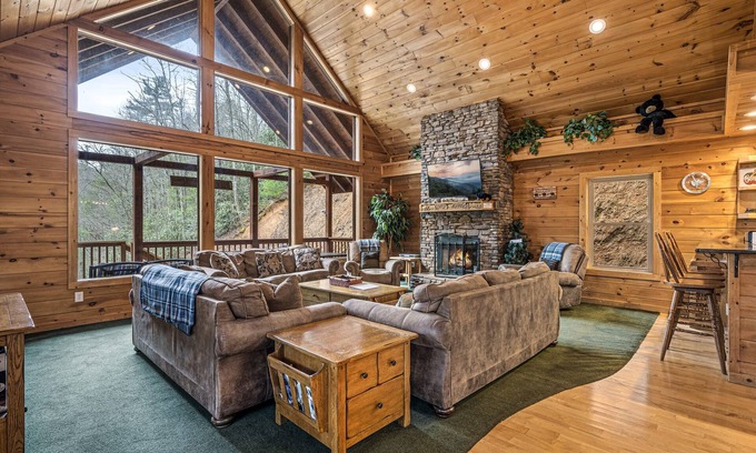 Gatlinburg - Pigeon Forge Cabin | Secluded Log Cabin 5 Bedrooms. 5 Miles From National Park 15 Miles To Dollywood