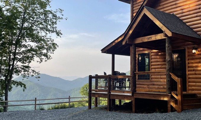 Bryson City Cabin | Secluded Luxury Cabin - Mountain Views, Fire Pit, Great Location! Sleeps 8.