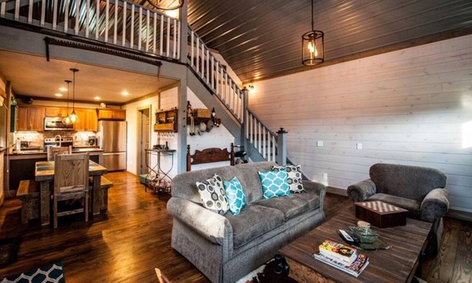 Kimbolton House | Secluded luxury cabin minutes from Salt Fork