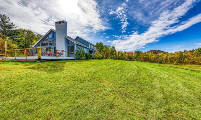 Brownsville House | Secluded Luxury Home on Huge Property with Mountain Views - Near Slopes