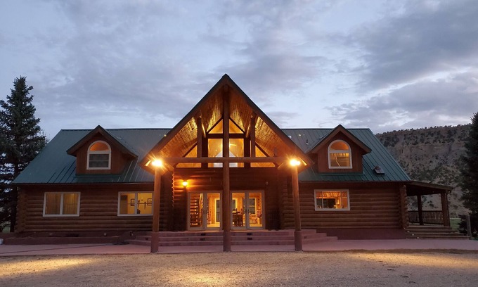 Carbon County Cabin | Secluded luxury lodge that sleeps 34 in beds