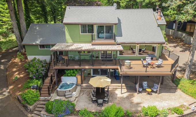 McMinnville House | Secluded Luxury Stay with Mountain Views, Gardens & Fire Pit