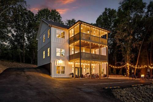 Rossville House | Secluded Modern Cabin with Mountain Views near Lookout Mountain & Chattanooga, TN