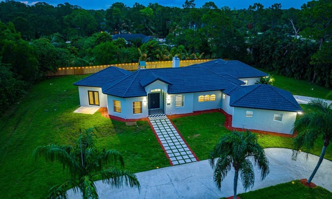 Hunt Club Villa | Secluded Modern Luxe Acre. Amazing Pool. Game Room
