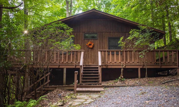 Wolf Laurel House | Secluded Mountain Retreat in Forest 40 mins north of Asheville - AT Nearby!