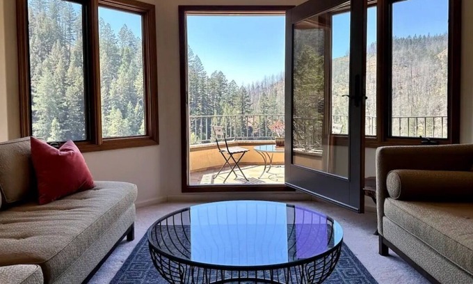 Sonoma Valley House | Secluded Mountain Wine Country Retreat