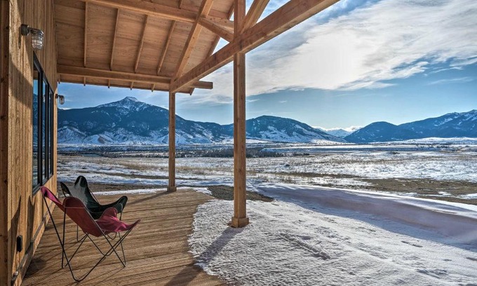 Livingston House | Secluded Paradise Valley Retreat with Stunning Views