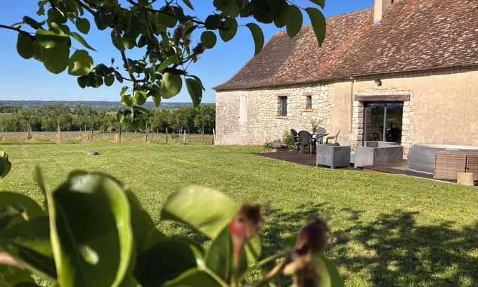 Pomport House | Secluded Périgourdine, nestled in the vineyards with a spa and a view