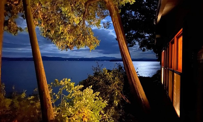 South Hero Cottage | Secluded & Private Lakefront Cottage–Awesome Views–Peace & Quiet