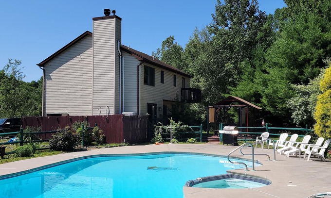 Jonas House | Secluded, Private Pool. Steam/Sauna. Hot Tub. WiFi. Pool Table