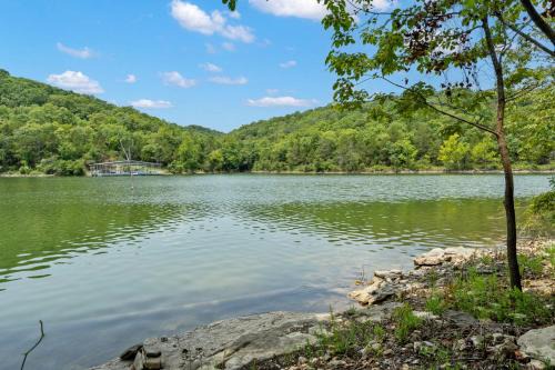 Lampe House | Secluded-Pvt Hot Tub-Free Daily Tickets-Walk to Table Rock Lake