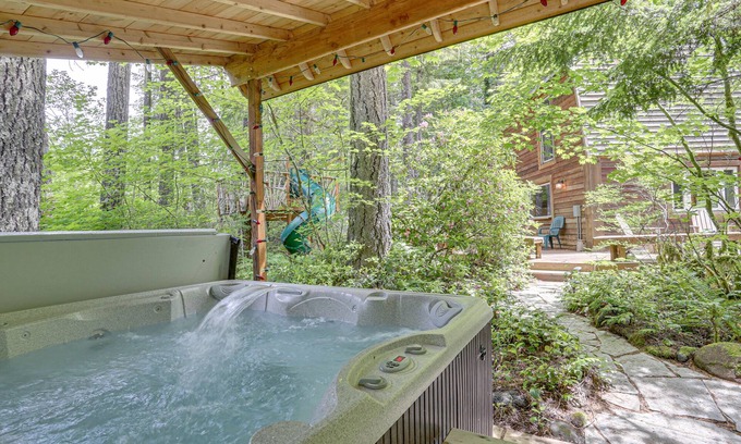 Rhododendron Cabin | Secluded River Breeze Chalet, Hot Tub, Deck, BBQ, Woodstove, Dog-Friendly