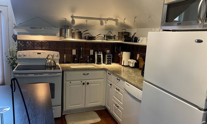Central Hyde Park Apartment | Secluded Romantic Carriage House - pets welcome!