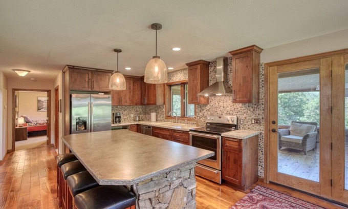 Deadwood Cabin | Secluded & Spacious Cabin W/a Spa and Garage