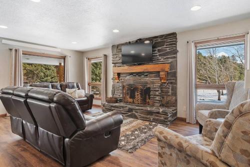 Custer House | Secluded Stay in a Wonderful Creekside Getaway