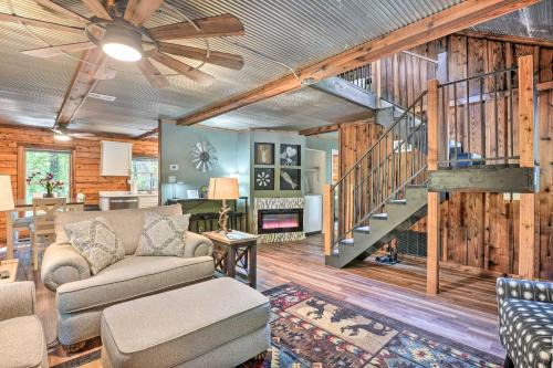 Kimberling City House | Secluded Table Rock LakeandBranson Cabin with Hot Tub!