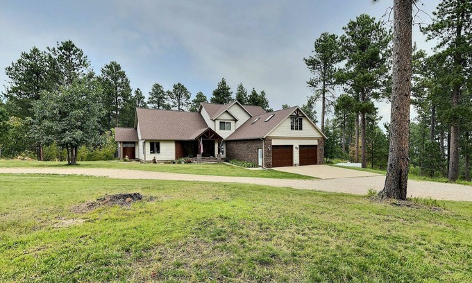 Spearfish House | Secluded Wildlife Haven close to Spearfish and Deadwood with Hot Tub and Garage.