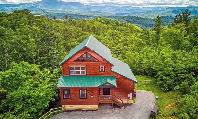 Gatlinburg - Pigeon Forge Cabin | SECLUSION on 1.5 acres! 3 KING Bedroom, August SALE! Minutes to DOLLYWOOD