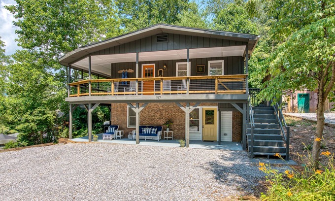 Lake Junaluska Apartment | Second-floor escape with wraparound deck, pool, tennis, pickleball & golf