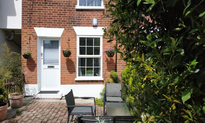 Wivenhoe House | Secret Cottage, Wivenhoe - Charming, Cosy, Convenient & Quiet, 2 x Double Bed Period Cottage PLUS Patio - 6 min walk train, 2 min walk High Street Pubs, Restaurants, Shops