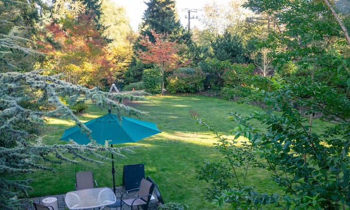 Federal Way House | Secret Garden Guest House w/access to PowellsWood