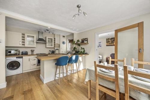 Broadbridge Heath House | Secret Garden House with Free Parking By My Getaways