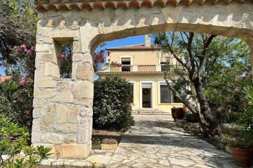 Frontignan Villa | Secret garden villa facing the sea