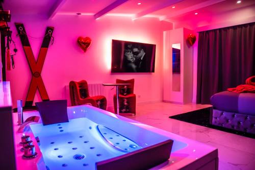 Bretigny-sur-Orge Apartment | SECRET SUITE "Mr Grey" - Jacuzzi privatif - Gare RER C - Proche Paris