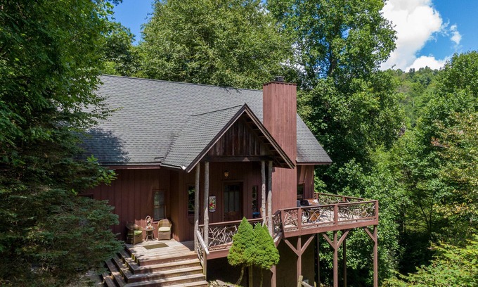 Boone House | Secretariat's Secret in Yonahlossee Saddle Club: Pet Friendly home with Hot Tub, 3 Acres & Piano