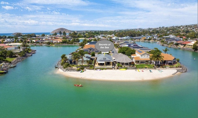 Encounter Bay House | 'Secrets of the Sea' - 3BR luxury home overlooking a lagoon with private beach