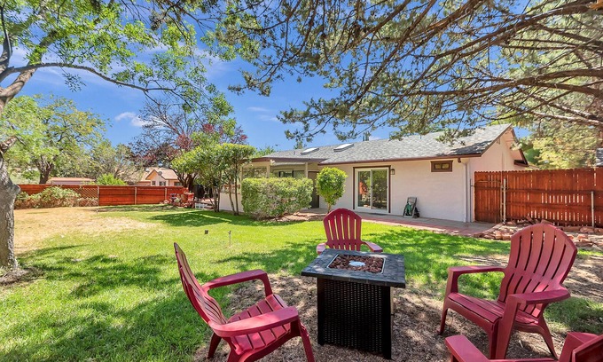 West Sedona House | Sedona Happy Trails Indoor Sunroom & Large Yard With Outdoor Dining & Firepit+Hot Tub+Pets OK!