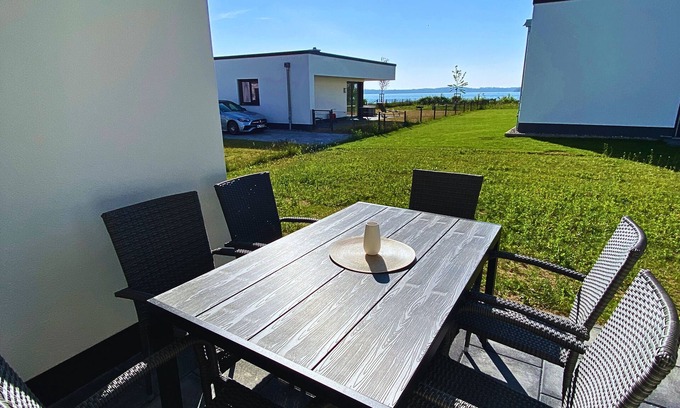 Schwerin Apartment | SEELIEBE apartment with terrace | lake view | parking lot