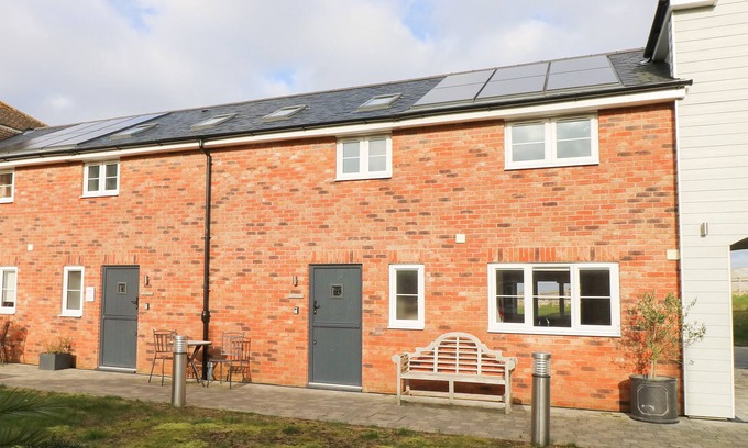 Newport Cottage | SEFTON, family friendly, with a garden in Newport, Isle Of Wight