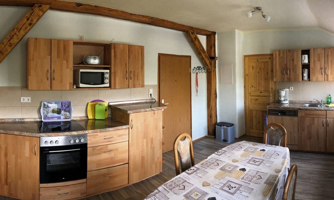Altenkirchen Apartment | Segelwohnung - Meerzauber. Gutshaus Reidervitz - Großer Lindengarten