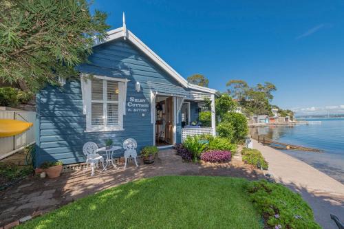 Marks Point Villa | Selby Cottage - Intimate Waterfront Getaway