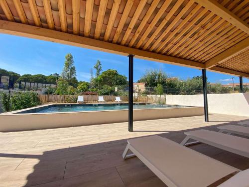 La Faviere Apartment | SELECT'soHOME - 3 pièces avec piscine proche de la plage de La Favière - POS36