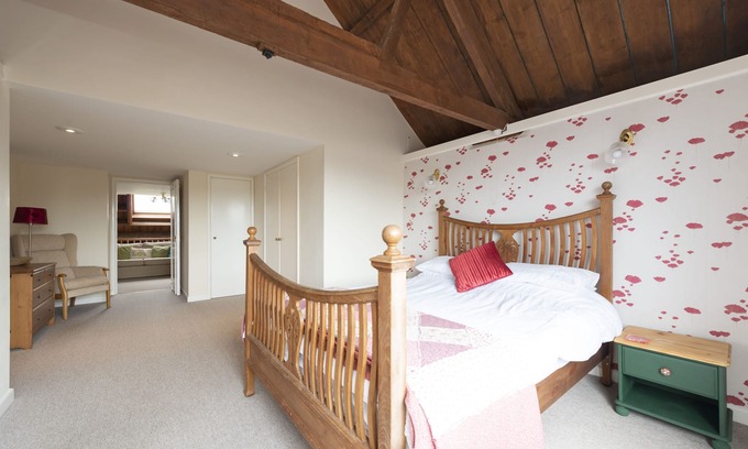 West Milton House | Self-Catering Farmhouse Cottage set in the Dorset Countryside (Pet Friendly)