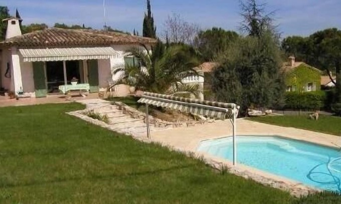 Saint-Jeannet Apartment | Self-catering studio in a villa with pool