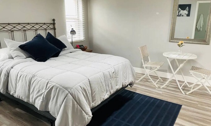 Plantation House | Self check-in Private master room/bath in charming Sunrise