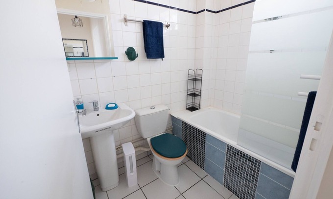 Betheny Apartment | Self-contained apartment, ARENA area, la CARTONNERIE, champagne house.