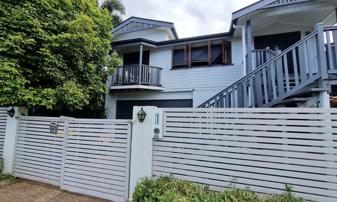 Parramatta Park House | Self Contained Studio - Air-conditioned WiFi