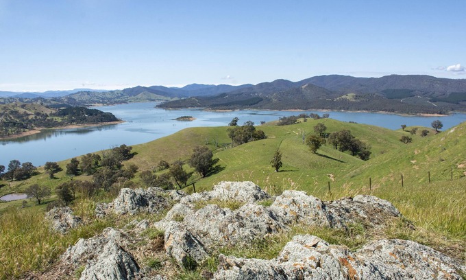 Maindample House | Self Contained Bonnie Doon Accommodation Farmstay on Lake Eildon near Mansfield