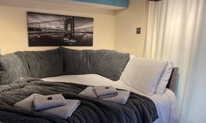 Cambridge Apartment | Self-contained studio annex - loft bed for 8-16yrs
