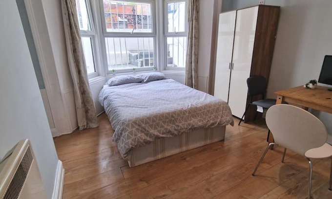 Leabridge Apartment | Self contained studio flat in Clapton, Hackney E5