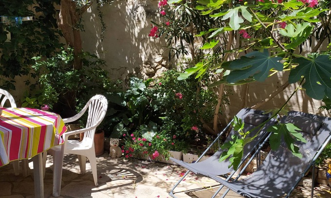 Tarascon Apartment | Self-contained studio with terrace on the first floor of a Provencal house