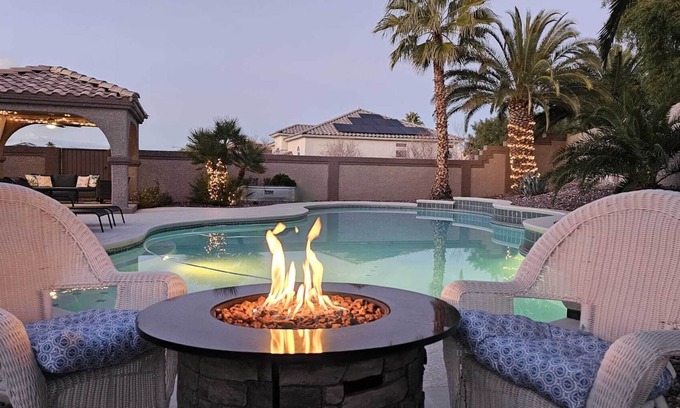 Green Valley North House | SEMA close, LUXURY HOUSE, 5 Bedroom, GIANT Pool, 1/4 Acre, 65-85" TV, 500mbpWIFI