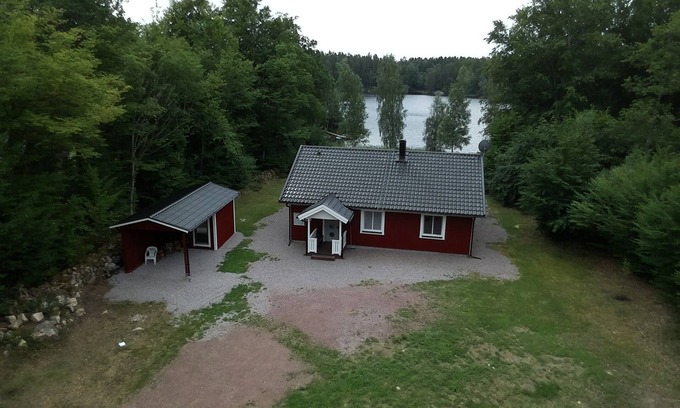 Olofstrom Cabin | Semesterhus Erikstorp Sjöutsikt Båtbrygga Fiske Bad Sjötomt